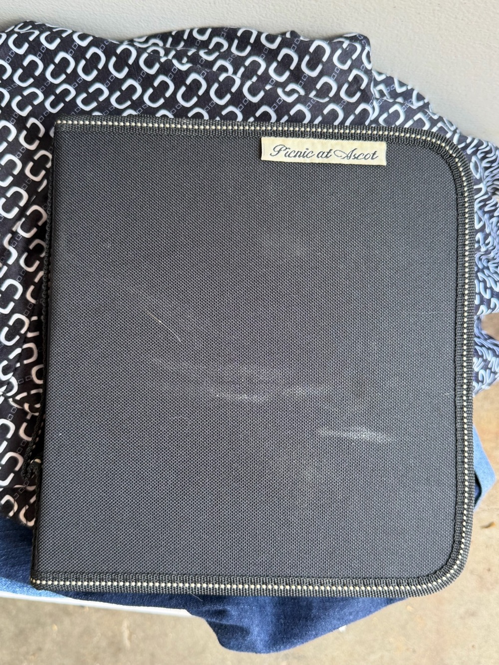 Picnic at Ascot Black Serveware Carrier